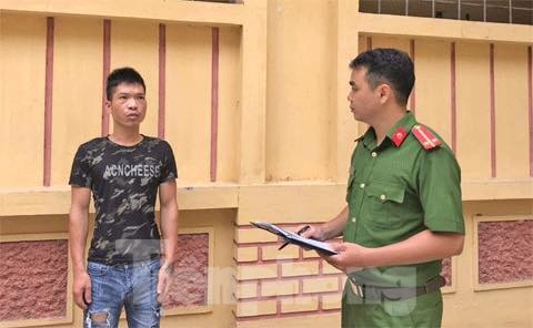 Gã trai nhắn tin xin bé 12 tuổi làm 'chuyện người lớn' Đối tượng Thế (bìa trái) tại cơ quan công an .Ảnh: Minh Anh