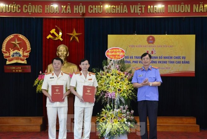 Bổ nhiệm Viện trưởng, viện phó Viện KSND tỉnh Cao Bằng lãnh đạo VKS tối cao (bìa phải trao quyết định bổ nhiệm Viện trưởng và Viện phó VKS tỉnh Cao Bằng .Ảnh P.0