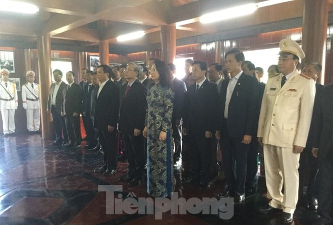 Thường trực Ban Bí thư dâng hương tưởng niệm đồng chí Hoàng Văn Thụ Đồng chí Trần Quốc Vượng cùng lãnh đạo trung ương, địa phương dâng hương tại nhà lưu niệm đồng chí Hoàng Văn Thụ. Ảnh Duy Chiến