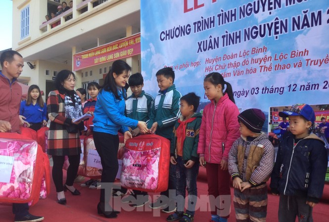 Sôi nổi các hoạt động tình nguyện của tuổi trẻ xứ Lạng 2019 Tỉnh đoàn Lạng Sơn đã trao 3 suất quà cho nhân dân và các em học sinh nghèo, vượt khó .Ảnh: Duy Chiến