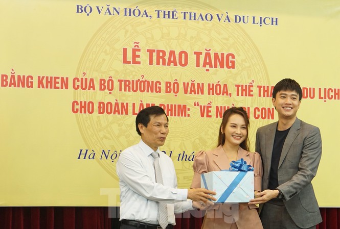 Bộ trưởng Văn hóa trao quà trung thu cho cu Bon-con của Thư 'Về nhà đi con' Bộ trưởng Nguyễn Ngọc Thiện trao quà cu Bon cho "bố mẹ" Bảo Thanh-Quốc Trường nhận hộ