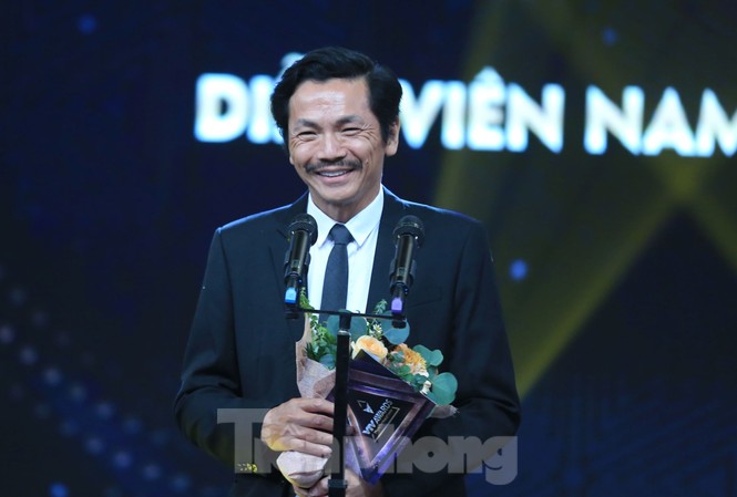 NSND Trung Anh tự thấy may mắn khi nhận giải Nam diễn viên ấn tượng VTV Awards Phút giây khá bối rối sau khi lên sân khấu nhận giải Nam diễn viên ấn tượng của NSND Trung Anh