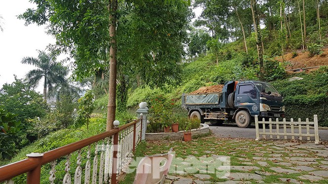 Khu nghỉ dưỡng Đồng Mô vẫn thi công rầm rộ dù bị thanh tra Xe tải đổ đất liên tục trong khuôn viên Resort G9