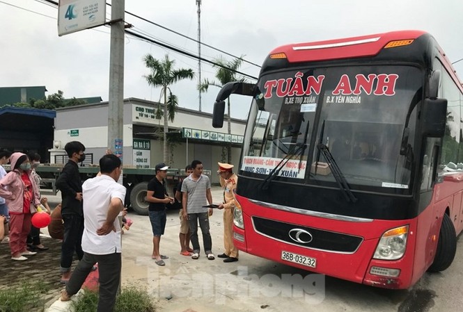 Nhận tin báo, CSGT 'bắt gọn' xe khách 46 chỗ nhồi nhét 87 người về nghỉ lễ Chiếc xe khách chở quá 31 người bị xử lý.