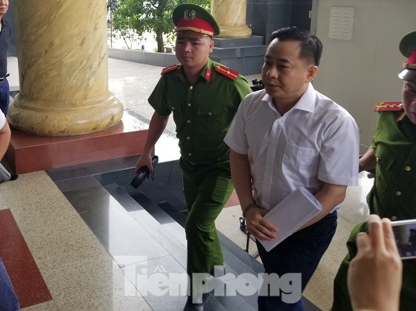 Chi tiết về 5 khẩu súng thu của cựu Chủ tịch Đà Nẵng Trần Văn Minh Bị can Phan Văn Anh Vũ ở TAND Cấp cao tại Hà Nội.