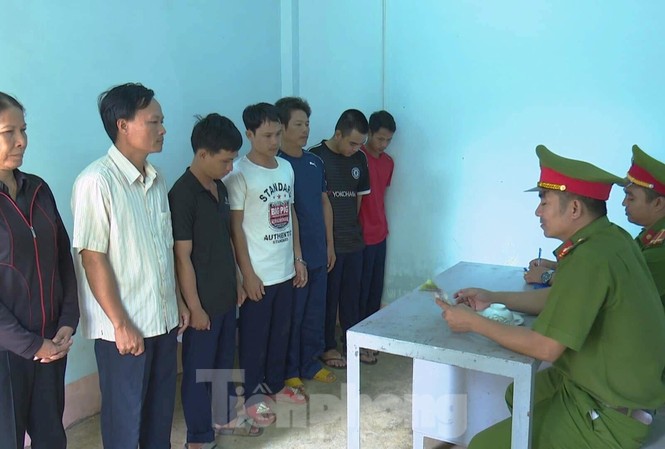 Bắt quả tang nhóm người tổ chức đánh bạc trong đám tang Nhóm đối tượng tại cơ quan điều tra