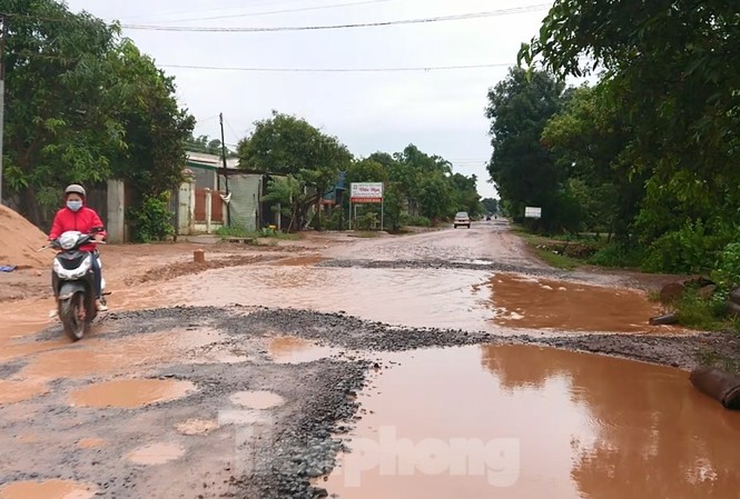 Đường biến thành 'hồ' nước sau cơn mưa Đường vào xã Ea Lê