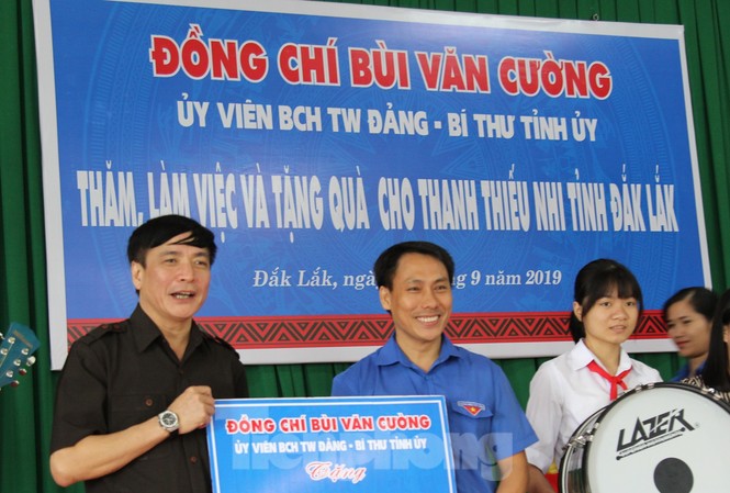 Cần chuẩn đầu vào khâu tuyển chọn cán bộ Đoàn thanh niên Bí thư Tỉnh uỷ Đắk Lắk tặng quà cho tuổi trẻ tỉnh nhà