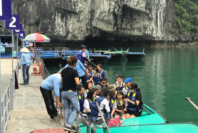 Chèo đò thu tiền tỷ trên vịnh Hạ Long: Chính quyền nói gì? Chèo đò thu tiền tỷ trên vịnh Hạ Long: Chính quyền nói gì?