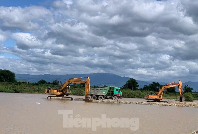 Ninh Thuận tạm dừng khai thác cát trên sông Dinh Ninh Thuận tạm dừng khai thác cát trên sông Dinh