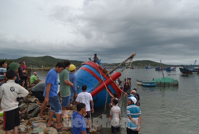 Phú Yên: 32 tàu thuyền bị sóng đánh chìm khi bão đổ bộ Phú Yên: 32 tàu thuyền bị sóng đánh chìm khi bão đổ bộ
