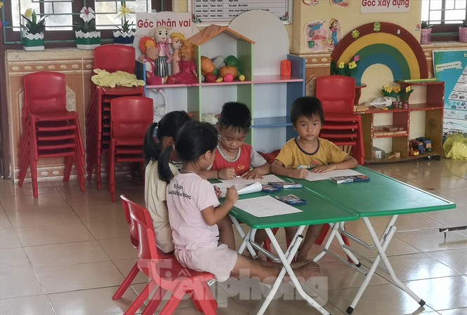Hàng trăm học sinh bị phu huynh cho nghỉ học để phản đối dự án Từ khai giảng đến ngày 9/9, chỉ có vài học sinh thôn Trung Hiếu Thượng đến lớp