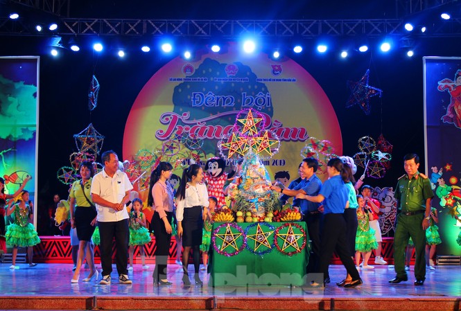 Thiếu nhi huyện thảo nguyên M’đrắk với Hội trăng rằm 'nhiều quà chưa từng có' Phá cỗ Trung thu