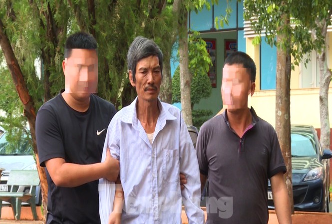 Bắt kẻ trốn truy nã suốt 30 năm sau khi giết người, cướp tài sản Công an dẫn giải Đặng Văn Sự về trụ sở