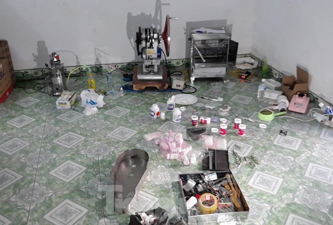 Bắt đối tượng buôn thuốc lắc, lần ra 'xưởng' sản xuất ma tuý tổng hợp Xưởng sản xuất ma tuý tổng hợp bị triệt phá - Ảnh: Hoàng Long