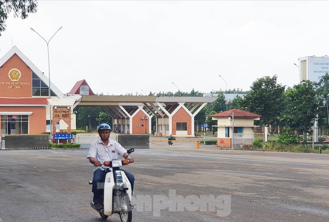 Khu kinh tế cửa khẩu đìu hiu: Nỗ lực hồi sinh... Cửa khẩu quốc tế Xa Mát vắng vẻ. Ảnh: Văn Minh