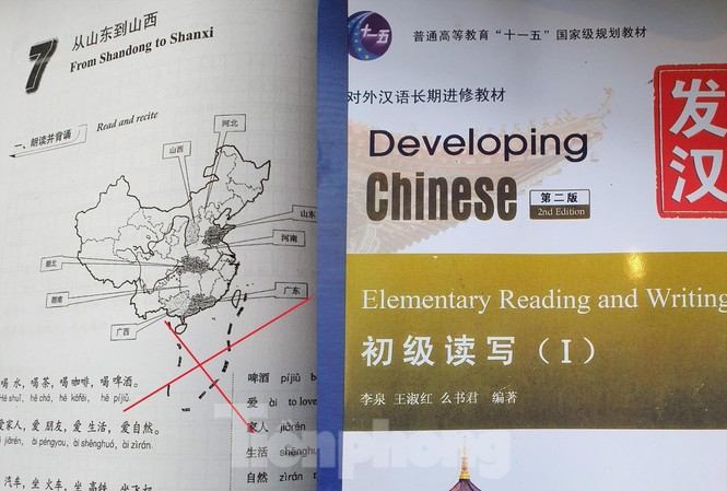 Đại học KD&CN sử dụng giáo trình in bản đồ 'hình lưỡi bò': Phải xử nghiêm! Bìa và trang giáo trình có bản đồ đường lưỡi bò mà phóng viên Tiền Phong mua tại trường Đại học Kinh doanh và Công nghệ ngày 2/11
ảnh: Đức Anh