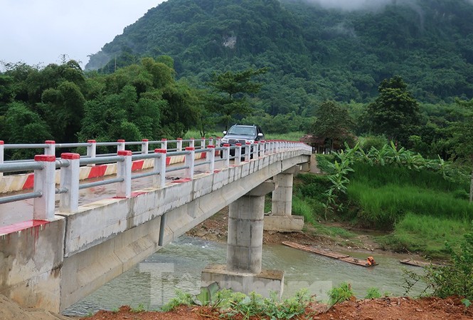 Hơn 2.000 cầu dân sinh xoá cảnh cô giáo chui túi nilong, đu dây vượt suối Cầu thôn Sát bê tông cốt thép kiên cố được xây dựng với chi phí chỉ 3,7 tỷ đồng nhưng giúp xoá cảnh sang suối bằng bè, lũ lên bị cô lập