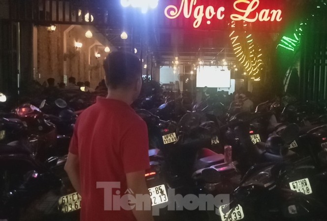 Bố tiền đạo Tiến Linh vừa trông xe vừa ngóng con đấu Indonesia Bố Tiến Linh đứng ngoài đường xem con trai thi đấu qua màn hình trước sân