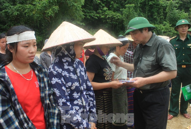 Trưởng ban Tổ chức Trung ương thăm hỏi, chỉ đạo khắc phục hậu quả mưa lũ Trưởng ban Tổ chức Trung ương thăm hỏi, chỉ đạo khắc phục hậu quả mưa lũ