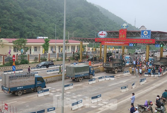 Bộ GTVT đề nghị xử nghiêm đối tượng gây rối BOT Hoà Lạc – Hoà Bình Nhiều chủ phương tiện và người dân địa phương tập trung cản trở hoạt động của trạm thu phí BOT Hoà Lạc - Hoà Bình để đòi miễn giảm phí.