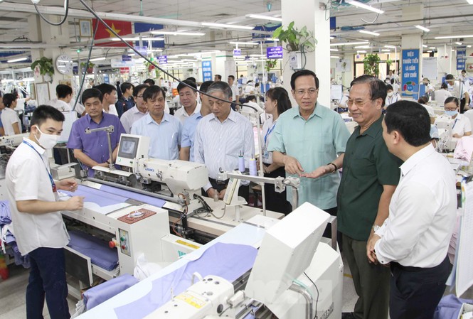 Sửa Luật Lao động: Doanh nghiệp lo tự 'trói chân' mình Bộ trưởng Đào Ngọc Dung (áo xanh) trực tiếp khảo sát điều kiện làm việc của công nhân may, và lắng nghe ý kiến của DN về Dự thảo Bộ Luật Lao động sửa đổi.