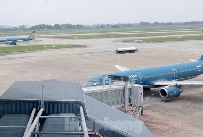 Vì sao Vietnam Airlines huỷ chuyến từ Moscow về Hà Nội dù khách đã lên tàu bay? Ống lồng tại sân bay Nga đã va vào động cơ tàu bay khiến chuyến bay của Vietnam Airlines phải huỷ dù đã xếp khách lên tàu bay. Ảnh minh hoạ.