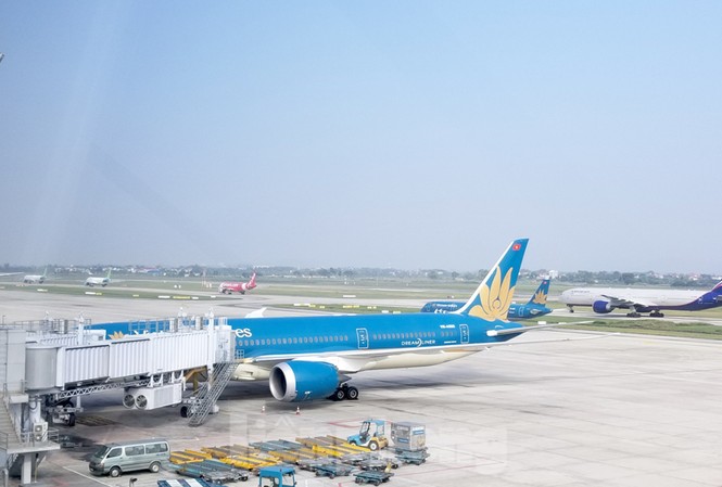 8 phương án mở rộng sân bay Nội Bài Sân bay Nội Bài đã bắt đầu tắc vào giờ cao điểm. Ảnh tàu bay xếp hàng dài đợi tới lượt cất cánh.
