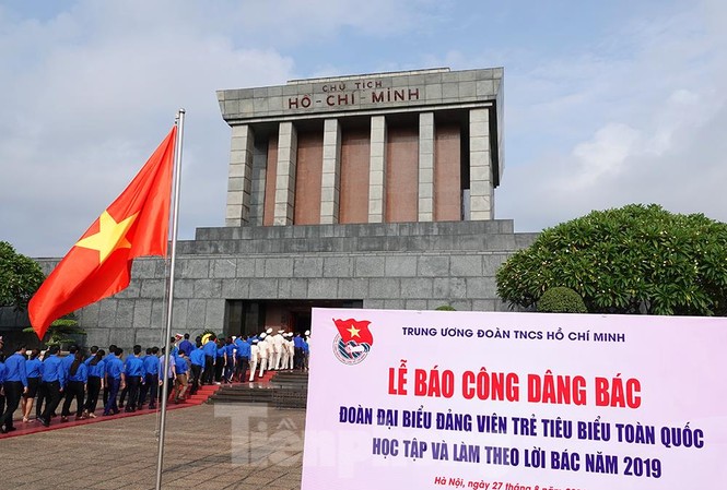 Đảng viên trẻ tiêu biểu toàn quốc báo công dâng Bác