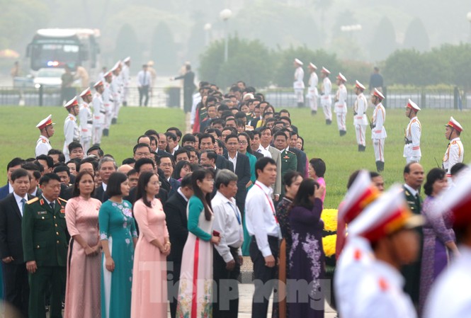 Đoàn đại biểu Quốc hội vào lăng viếng Chủ tịch Hồ Chí Minh Đoàn đại biểu Quốc hội vào lăng viếng Chủ tịch Hồ Chí Minh