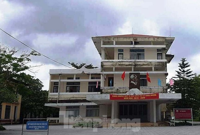 ĐH Nghệ thuật Huế cắt hợp đồng giảng viên: Cầm ‘sổ đỏ’ không ‘cứu’ nổi NLĐ Thành viên ban giám hiệu Trường ĐHNT Huế từng mang “sổ đỏ” nhà đất gia đình đi cầm cố vay tạm lấy tiền trả lương cho người lao động, nhưng vẫn không cầm cự được bao lâu