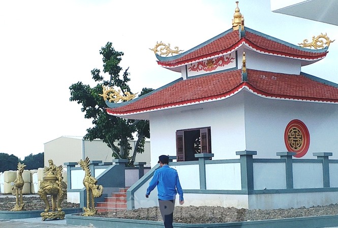 Xây đền miếu, điện thờ bề thế trong khu công nghiệp Công trình tâm linh bề thế hình thành trên đất khu công nghiệp