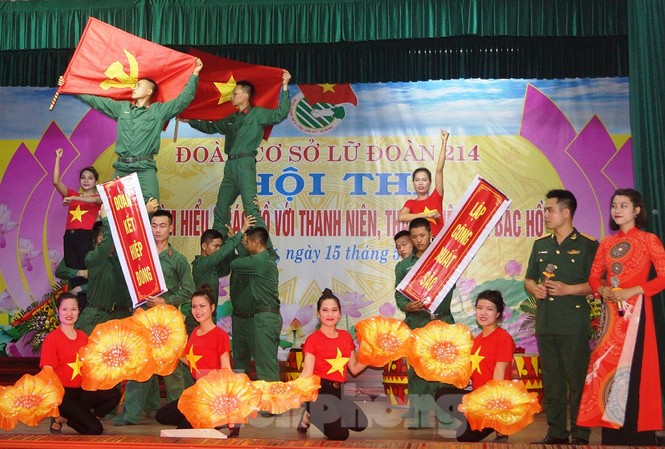 Tuổi trẻ Lữ đoàn 214 tìm hiểu 'Bác Hồ với thanh niên, thanh niên với Bác Hồ' Hội thi được tổ chức theo hình thức sân khấu hoá.