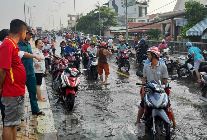 Vỡ đê bao, nghìn người Sài Gòn bì bõm sáng đầu tuần Nước ngập khiến giao thông gặp nhiều khó khăn.
