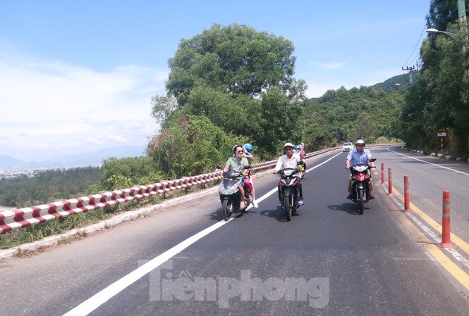 Đà Nẵng cấm xe tay ga lên Sơn Trà Du khách lên tham quan bán đảo Sơn Trà bằng xe máy. Ảnh: Nguyễn Thành
