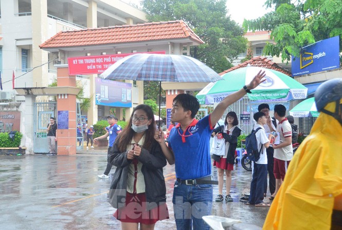 Thí sinh TPHCM đội mưa đi làm thủ tục thi THPT quốc gia Các tình nguyện viên Tiếp sức mùa thi che dù,hỗ trợ thí sinh tránh mưa