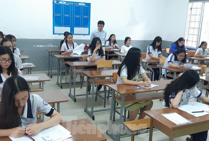 Thí sinh TPHCM tố bị 'ăn bớt' thời gian làm bài Thí sinh dự thi tại TPHCM