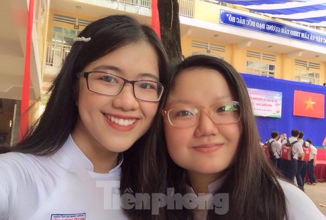 Mơ ước đặc biệt của nữ sinh điểm 10 Sử duy nhất ở TPHCM Nguyễn Thị Vân Anh (bên phải), người duy nhất của TPHCM đạt điểm 10 môn Lịch sử