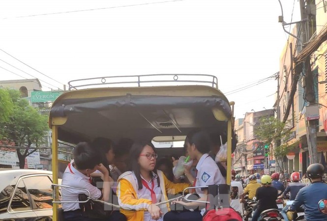 Học sinh phiêu lưu trên xe đưa đón được 'hoán đổi' từ xe tải ở TPHCM Hiểm họa từ những chiếc xe hoán đổi dùng để đưa đón học sinh có thể đến bất cứ lúc nào
