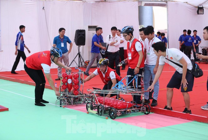 Trường ĐH Lạc Hồng xuất quân bảo vệ chức vô địch Robot châu Á – Thái Bình Dương Đội Robocon Trường ĐH Lạc Hồng trong cuộc thi năm 2018