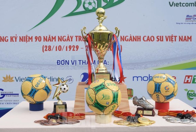 Khai mạc giải bóng đá Thanh niên - VRG Cúp 2019 Cúp và huy chương của giải đấu
