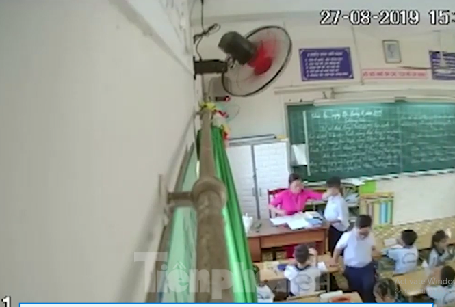 Nghi ngờ cô giáo đánh con, phụ huynh lén đặt camera và thực tế gây 'sốc' giáo viên H đang nhéo tai một học sinh