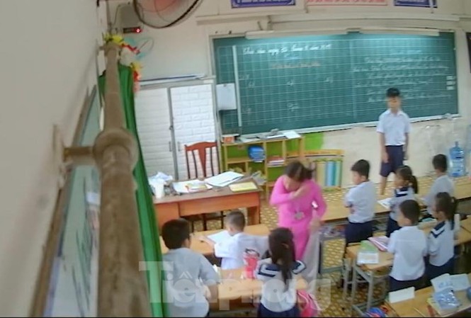 Cô giáo đánh, mắng học sinh trong lớp ở TPHCM bị buộc thôi việc Cô Hà đánh học sinh bị phụ huynh đặt camera quay lại