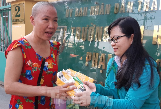 Tặng hơn 300 phần bánh mì, sữa cho người thân, bệnh nhân ở TPHCM Một bệnh nhân vui mừng nhận bánh mì và sữa từ chương trình