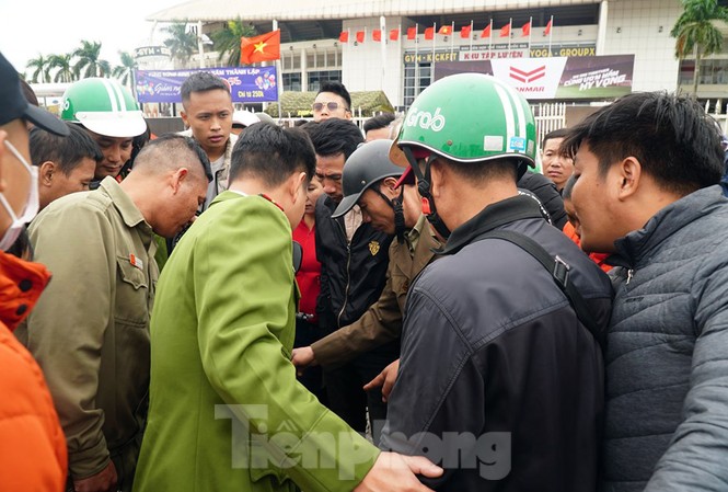 Cảnh sát đưa người bán 'vé giả' trận Việt Nam - Thái Lan về trụ sở Cảnh sát đưa người bán 'vé giả' trận Việt Nam - Thái Lan về trụ sở