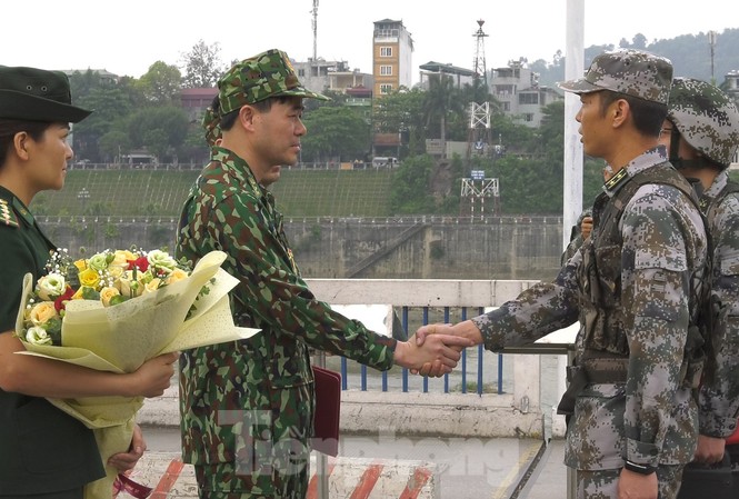 Biên phòngViệt Nam - Trung Quốc ra quân tuần tra song phương Chỉ huy trưởng tuần tra hai bên gặp gỡ nhau tại vạch phân định đường biên giới Cửa khẩu quốc tế đường bộ Lào Cai - Hà Khẩu