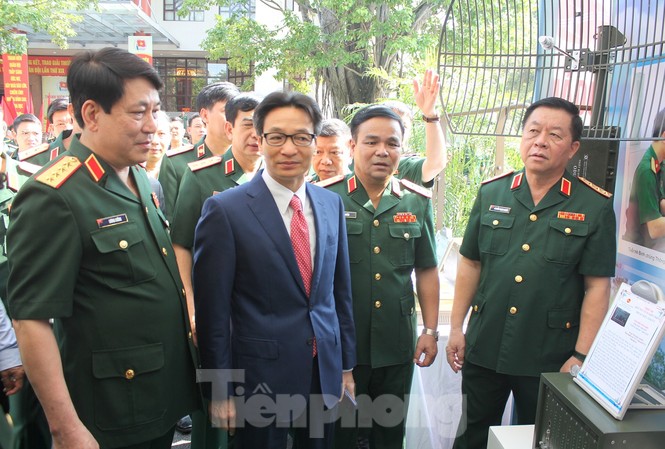 Bộ Quốc phòng trao Giải thưởng Tuổi trẻ sáng tạo Phó Thủ tướng Vũ Đức Đam và các tướng lĩnh quân đội tham quan khu trưng bày sản phẩm nghiên cứu khoa học của tuổi trẻ Binh chủng Thông tin liên lạc