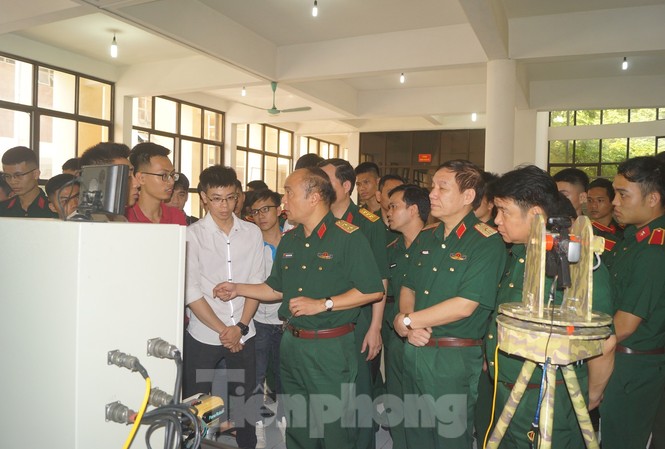 Học viện Kỹ thuật Quân sự tôn vinh điển hình sáng tạo khoa học trẻ Lãnh đạo các đơn vị dự hội nghị tham quan khu trưng bày sản phẩm sáng tạo khoa học trẻ của Học viện KTQS, sáng 17/5