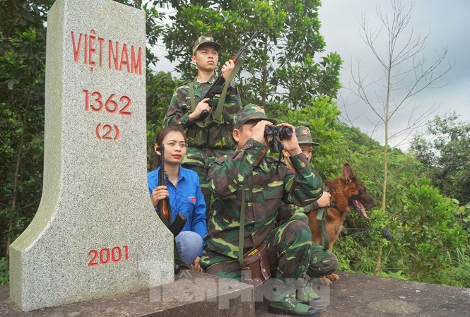Chiến sĩ biên phòng Bắc Sơn chốt giữ chủ quyền Cán bộ, chiến sĩ Đồn Biên phòng Bắc Sơn và ĐVTN địa phương bên cột mốc chủ quyền