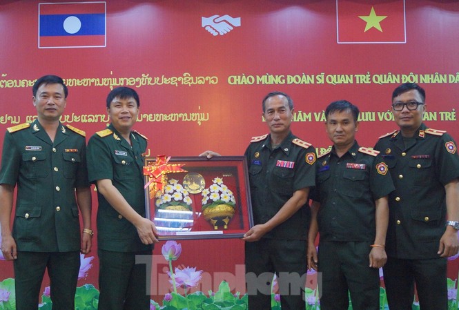 Sĩ quan trẻ Việt - Lào hội đàm tại Hà Nội Lãnh đạo đoàn sĩ quan trẻ QĐND Lào trao tặng quà lưu niệm cho lãnh đạo đoàn sĩ quan trẻ QĐND Việt Nam, chiều 12/6
